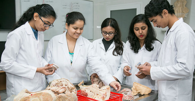 how-indian-students-can-choose-the-best-medical-university